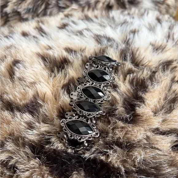 Elegant Black Bracelet - Picture 3 of 3